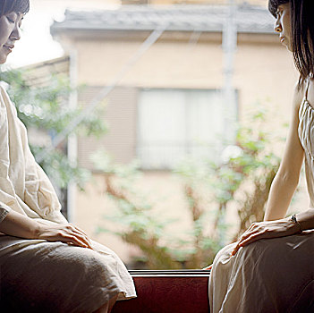 两个女人,坐,窗户