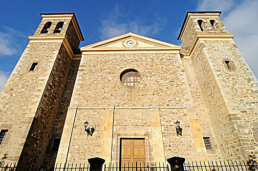 教堂,小镇,欧洲,欧罗巴山地国家公园,坎塔布里亚,西班牙