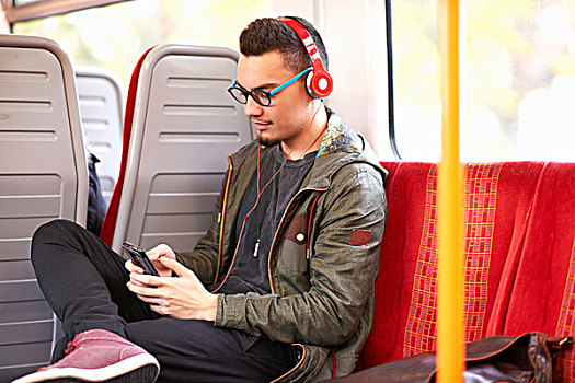 男青年,坐,列车,智能手机,穿,耳机