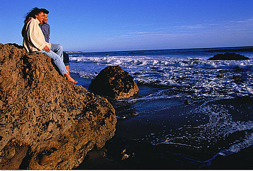 坐,夫妇,岩石上,海滩