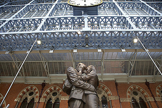 英格兰,伦敦,圣潘克勒斯火车站,铜像,白天