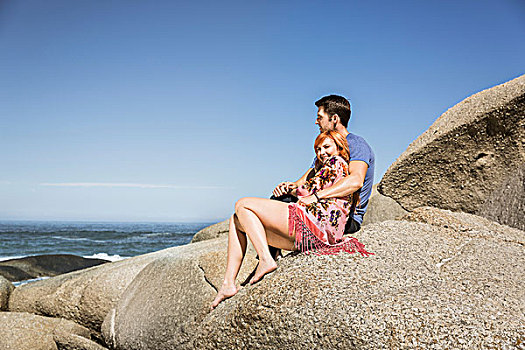 坐,夫妇,一起,岩石上,看,海洋