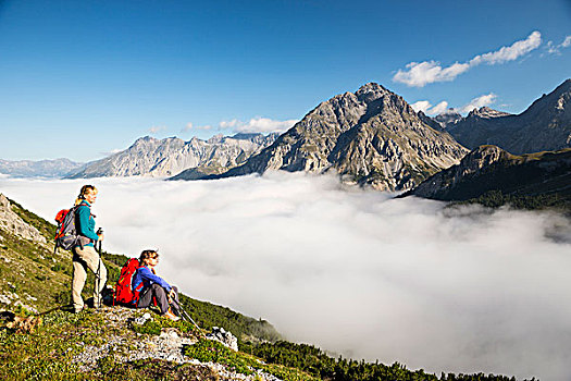 两个女人,远足,云,瑞士国家公园,瑞士,欧洲