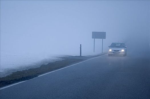 汽车,亮灯,薄雾,雾