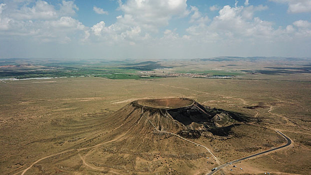 俯瞰乌兰察布察哈尔火山群火山口