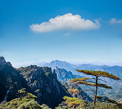 江西上饶三清山西海岸群山