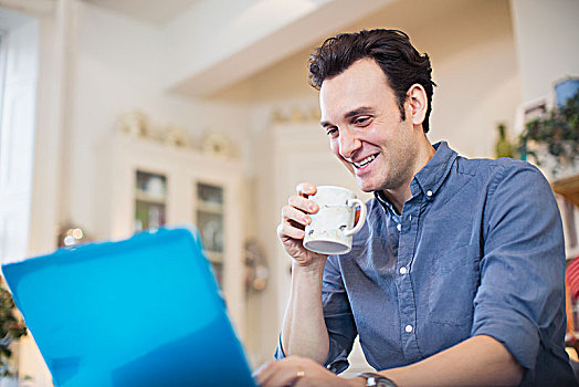 微笑,男人,喝咖啡,工作,笔记本电脑