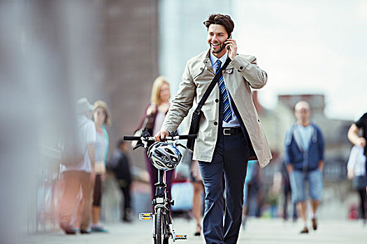 商务人士,交谈,手机,推,自行车,城市