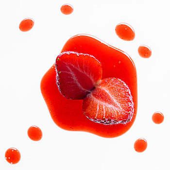 草莓,切,两个,浓汤,白色背景