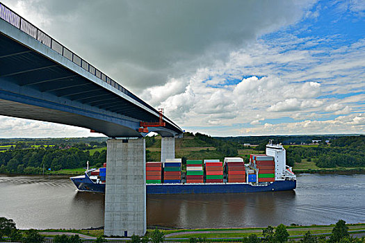 船通过桥下,在,基尔运河,在夏天,石荷州,德国,链接,北海,到,波罗的海