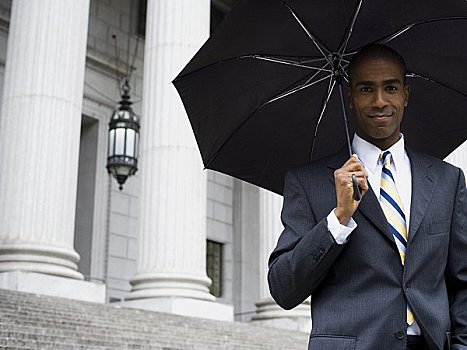 肖像,男性,律师,站立,正面,法院,拿着,伞