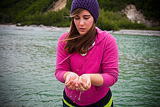 女青年,拿着,纯净水,河,捧着,斯加格韦,阿拉斯加,美国