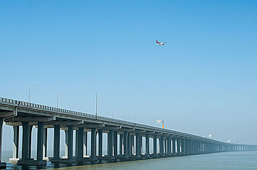降落的飞机经过跨海大桥