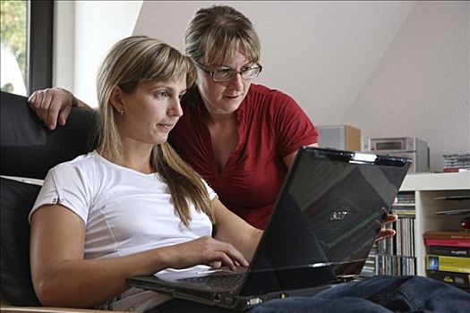 女青年,上网,笔记本电脑,公寓