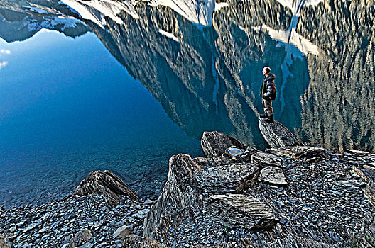 男人,平静,早晨,浮冰,湖,库特尼国家公园,不列颠哥伦比亚省,加拿大