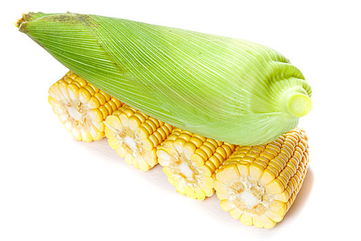 白底上的新鲜玉米