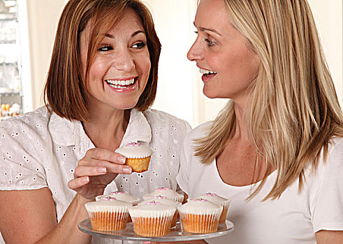 两个女人,吃,杯形蛋糕