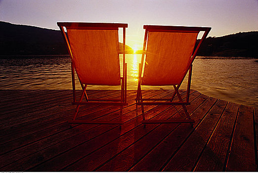 折叠躺椅,码头,日落,盐春岛,不列颠哥伦比亚省,加拿大