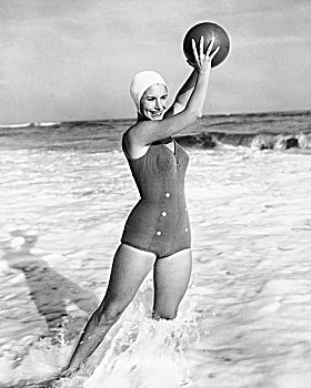 女青年,玩,水皮球,海滩