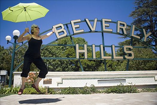 女人,拿着,伞,跳跃,比弗利山,洛杉矶,加利福尼亚,美国