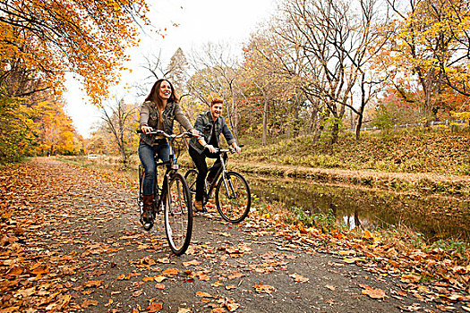 高兴,年轻,情侣,骑自行车,河边,秋天