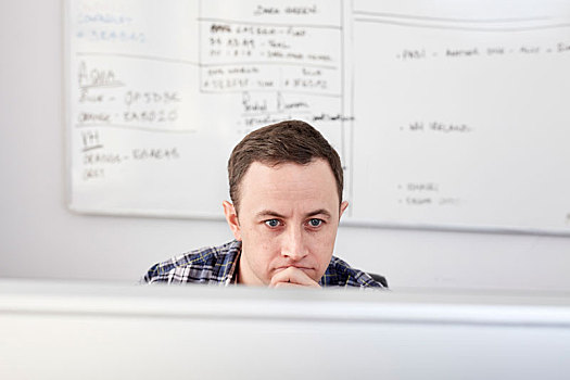 男人,看,电脑屏幕,坐,书桌,项目,图表,白色书写板,后面