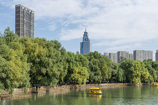 中国沈阳南湖公园秋季湖边树林建筑游船