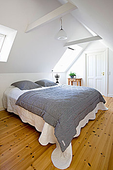 黑白,条纹,床单,双人床,白色,卧室,整修,阁楼,木地板