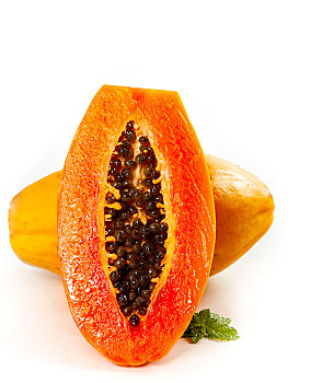 白底上放着切开的红心木瓜