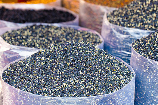 新疆阿克苏农产品批发市场上的野生黑枸杞特写