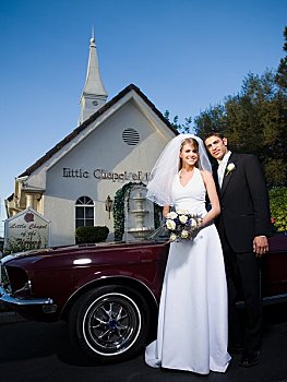 肖像,新婚夫妇,站立,靠近,汽车,正面,小教堂