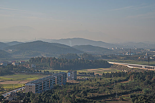 建筑群,草皮基地,道路,路面,村庄,山,树林,蓝天,云