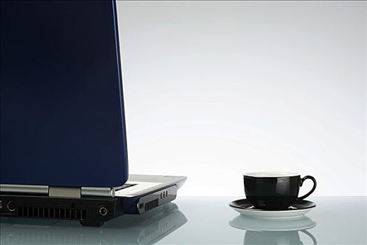 笔记本电脑,意式特浓咖啡杯