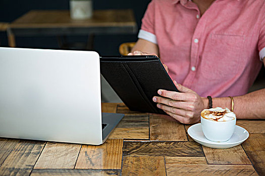 男青年,平板电脑,桌子,咖啡馆,腹部