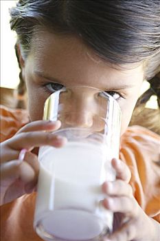 小女孩,喝,牛奶
