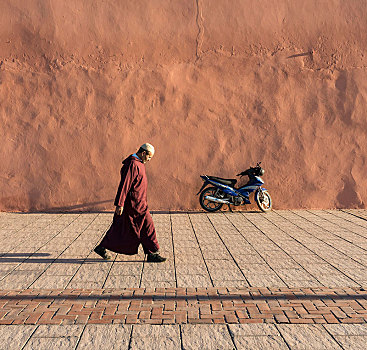 男人,走,城墙,玛拉喀什,摩洛哥,非洲