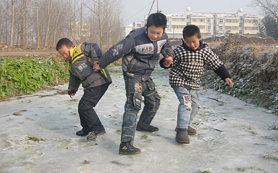 冰雪中的孩子真快乐