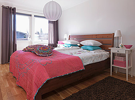床,坚实,木框,床头板,彩色,床单,枕头,靠近,露台,门,卧室