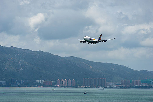 一架美国阿特拉斯航空的货机正降落在香港国际机场
