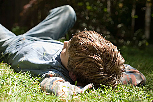 男孩,躺下,草丛,靠近,树
