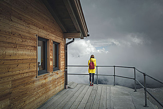 女孩,黄色,雨衣,上面,楚格峰,冰河,加米施帕藤基兴,巴伐利亚阿尔卑斯山,德国