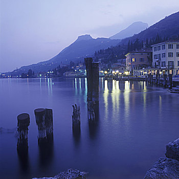 意大利,加尔达湖,加尔达,光亮,晚间,意大利北部,海洋,水,反射,水面,目的地,岸边,散步场所,柱子,背景,山,蓝色,钟点,自然风光