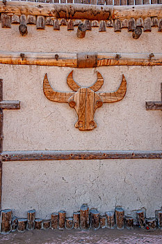 新疆鄯善库木塔格沙漠风景服务区墙壁上的木牛头