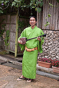 音乐人,传统,日本人,弦乐器,琉球,乡村,主题公园,专注,古老,文化