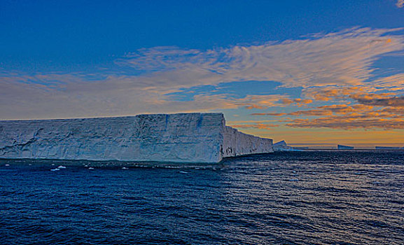 南极南乔治亚冰川夕阳