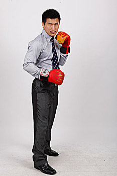 一个戴红色拳击手套的商务男士