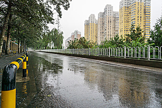 雨天的马路