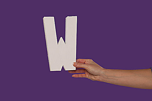女性,握着,向上,字母w,右边