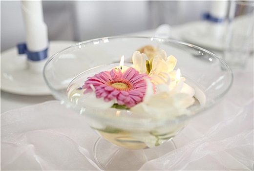 浮水蜡烛,花,婚宴餐桌