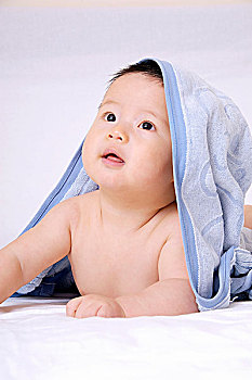 头顶浴巾的男婴